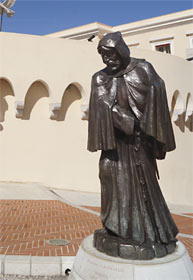 Скульптура монаха